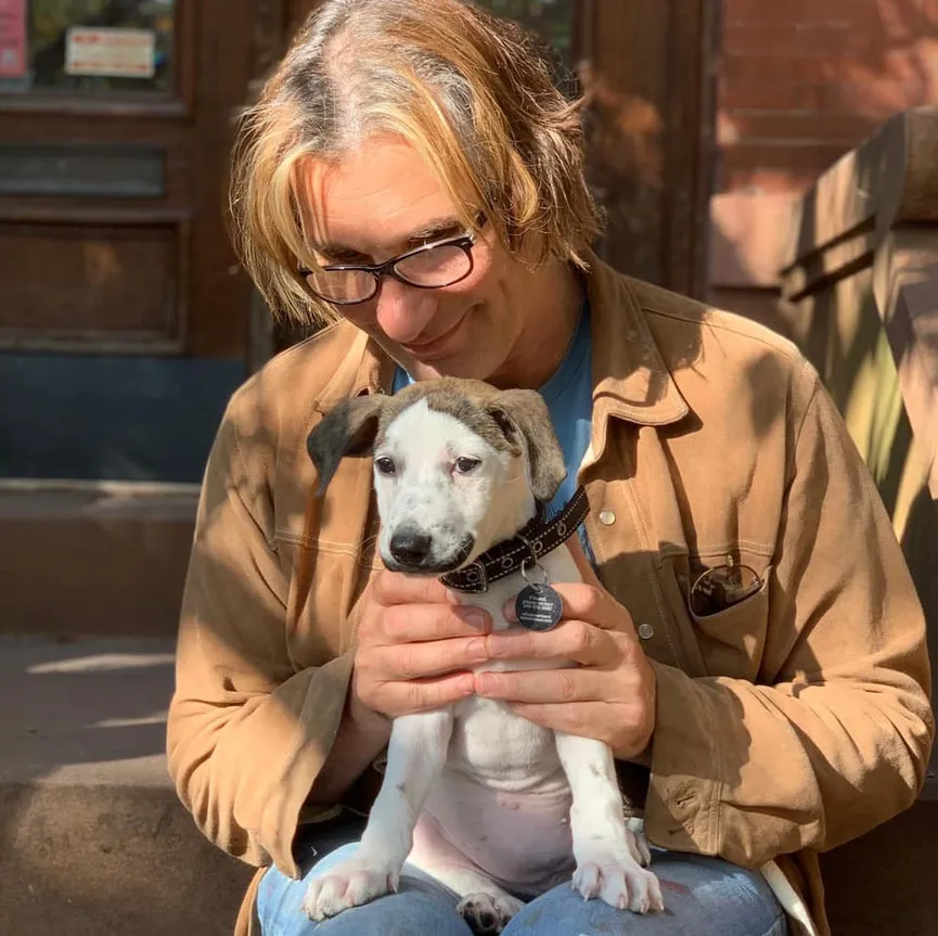 Deze puppy uit het asiel werd geboren met een heel leuk snorretje 6